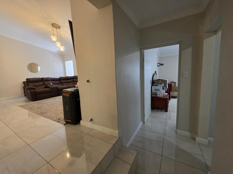 To Let 4 Bedroom Property for Rent in Blomtuin Western Cape